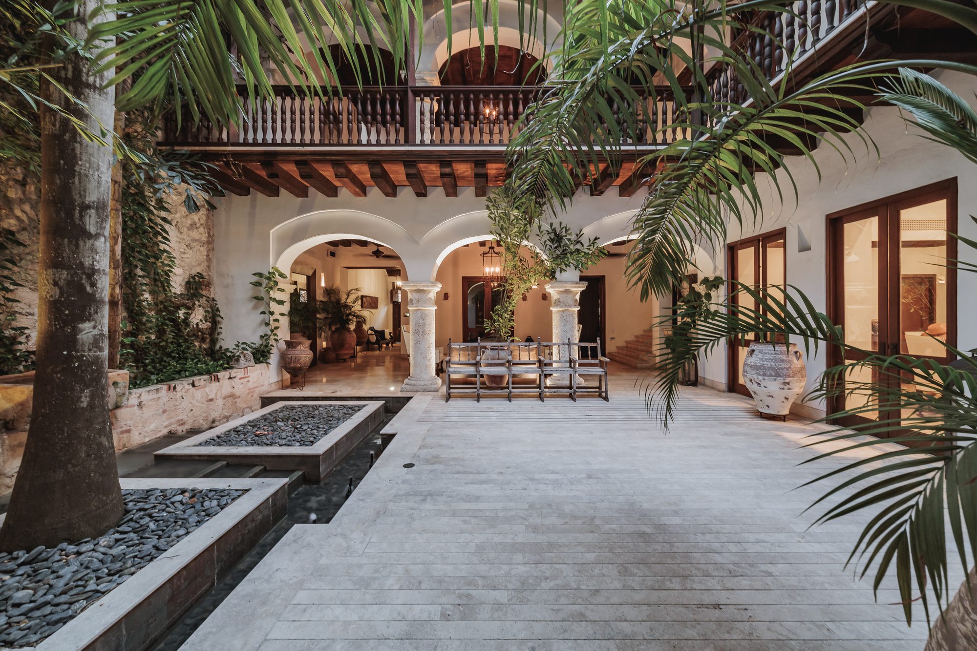 La cour centrale d'une maison coloniale dans la ville fortifiée de Cartagena