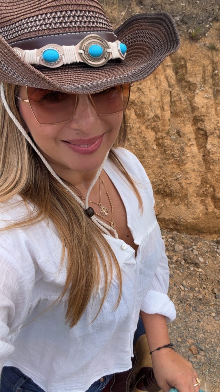 Angela Becerra zu Pferd in der Landschaft des Suroeste Antioqueño nahe Medellín