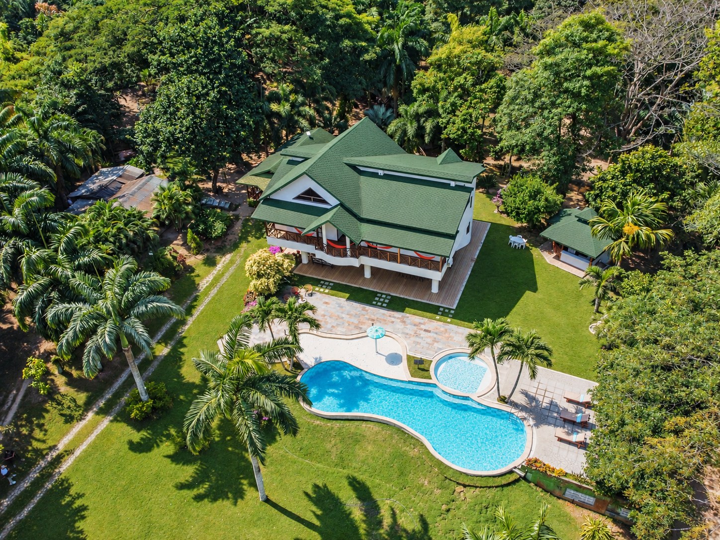 Bird's-eye view of the private estate and its 22,000 m² ecological reserve