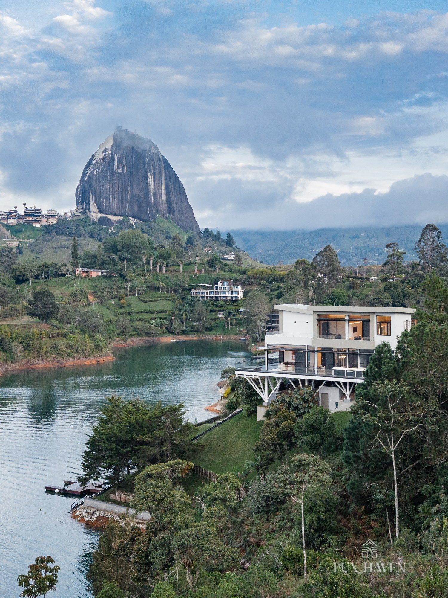 Guatapé Architectural Retreat, El Peñón de Guatapé · Antioquia — photograph 6 of 35