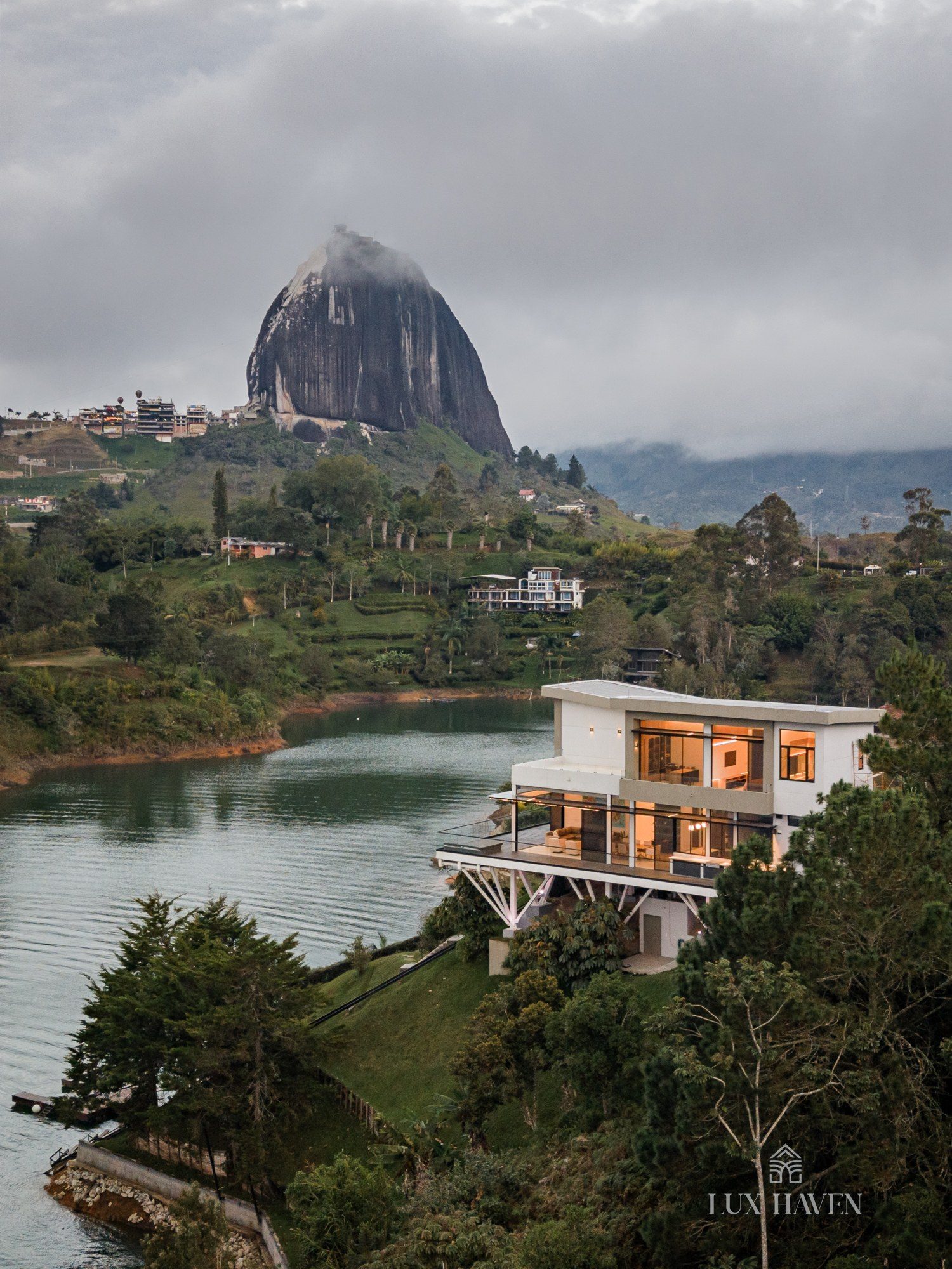 Guatapé Architectural Retreat, El Peñón de Guatapé · Antioquia — photograph 7 of 35