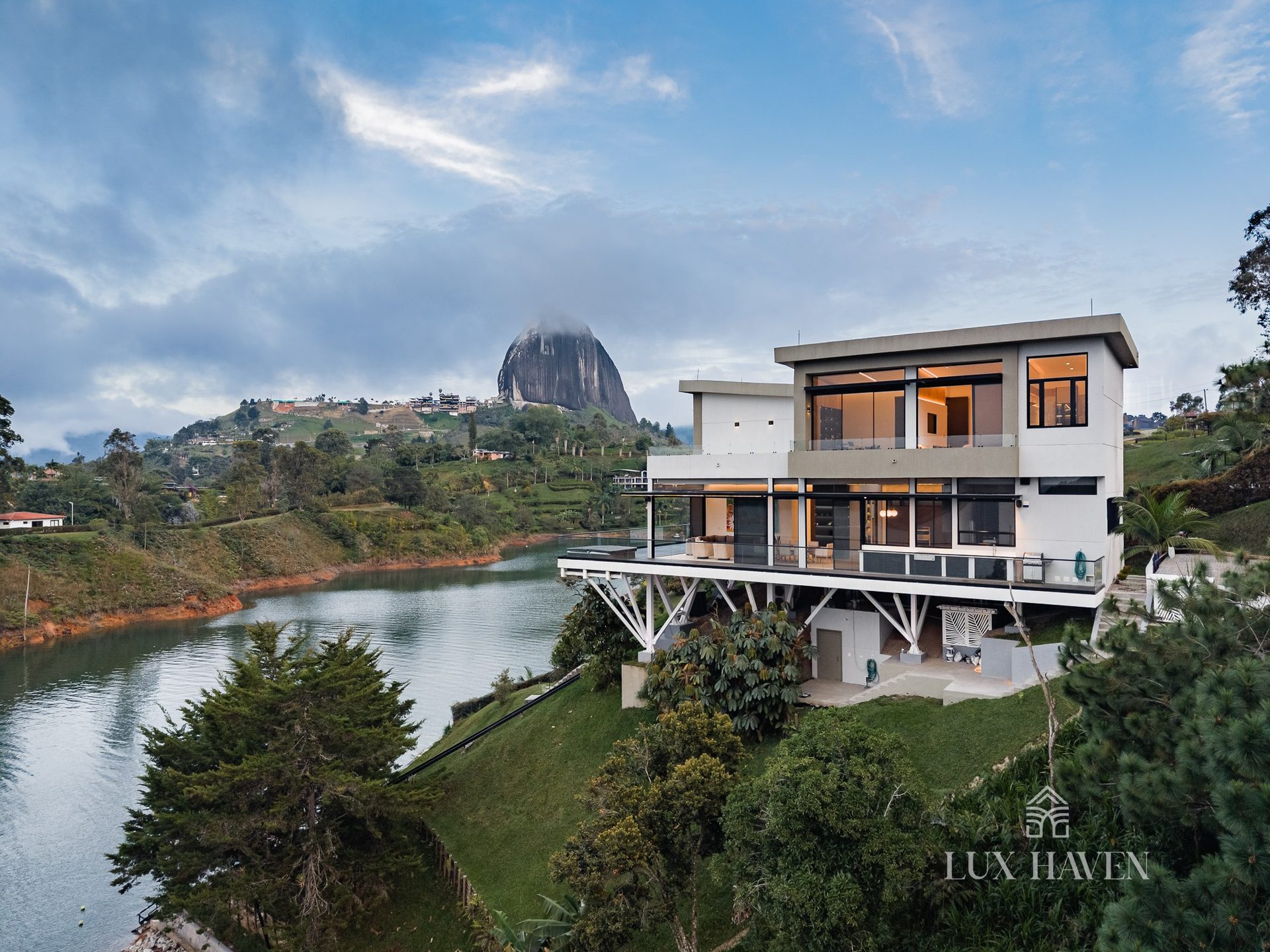 Guatapé Architectural Retreat, El Peñón de Guatapé · Antioquia — photograph 8 of 35
