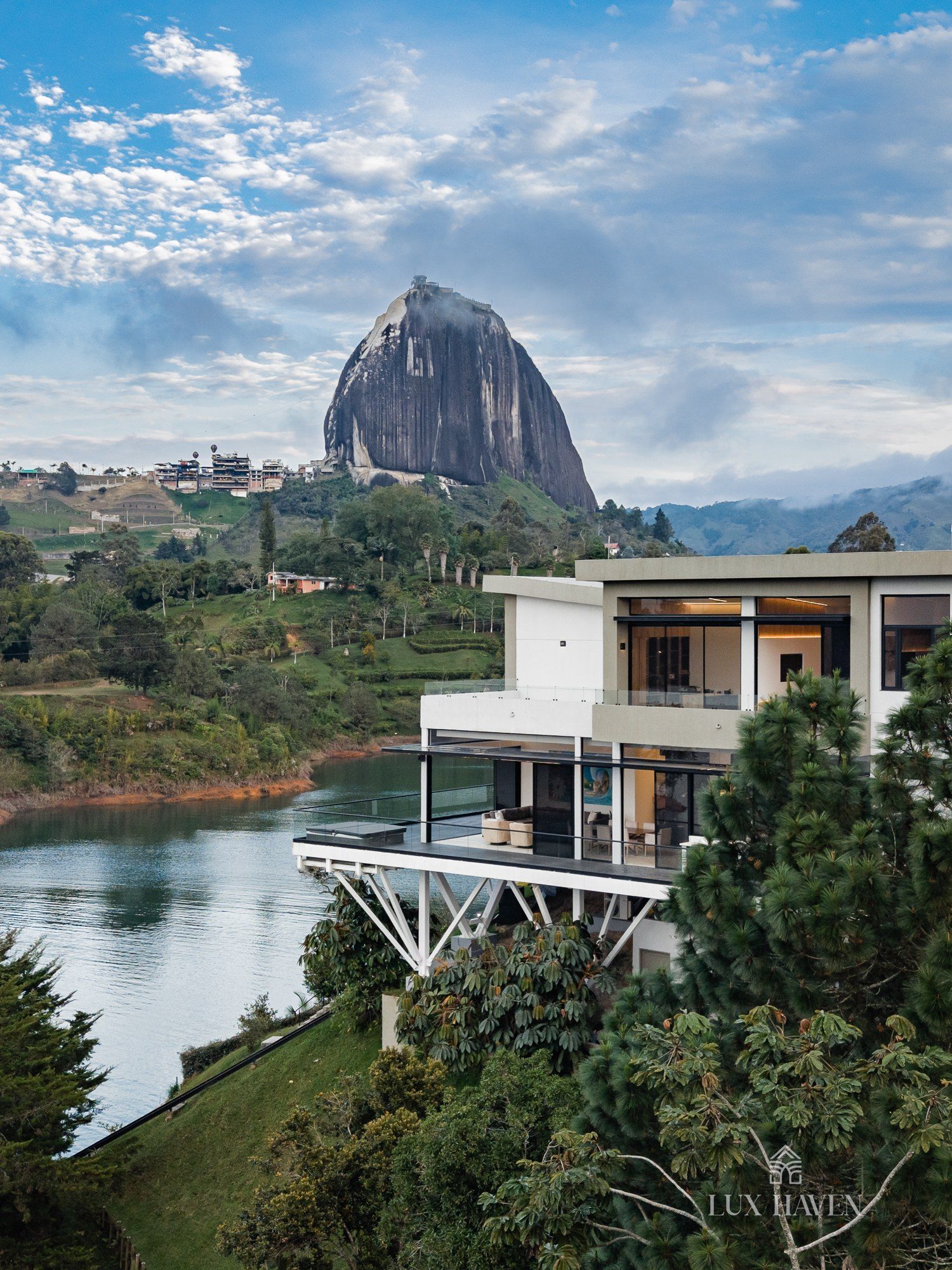 Guatapé Architectural Retreat, El Peñón de Guatapé · Antioquia — photograph 10 of 35