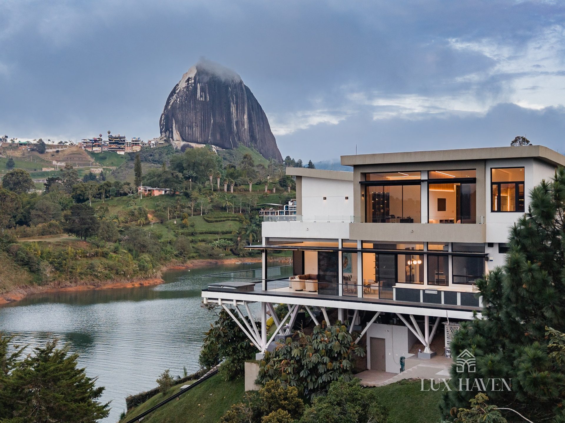 Guatapé Architectural Retreat, El Peñón de Guatapé · Antioquia — photograph 32 of 35