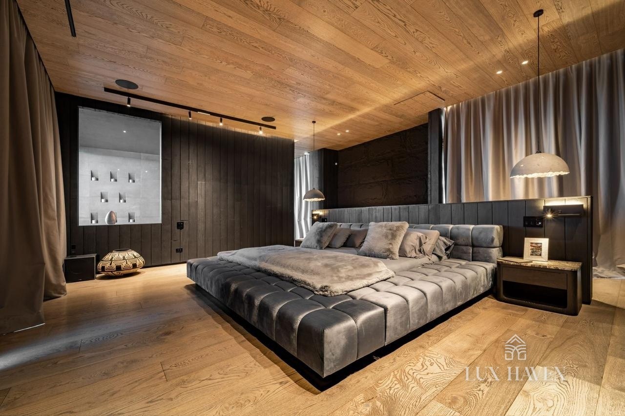Hauptschlafzimmer mit raumhohen Bergblicken