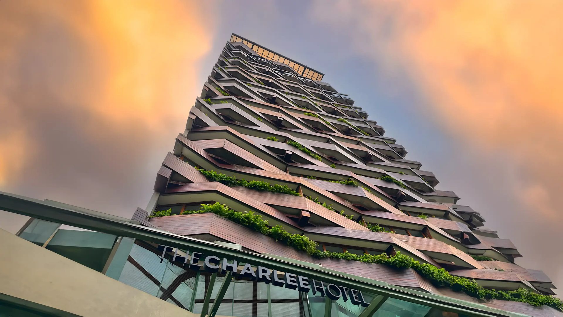 La façade du The Charlee Hotel au crépuscule au-dessus du Parque Lleras, El Poblado, Medellín