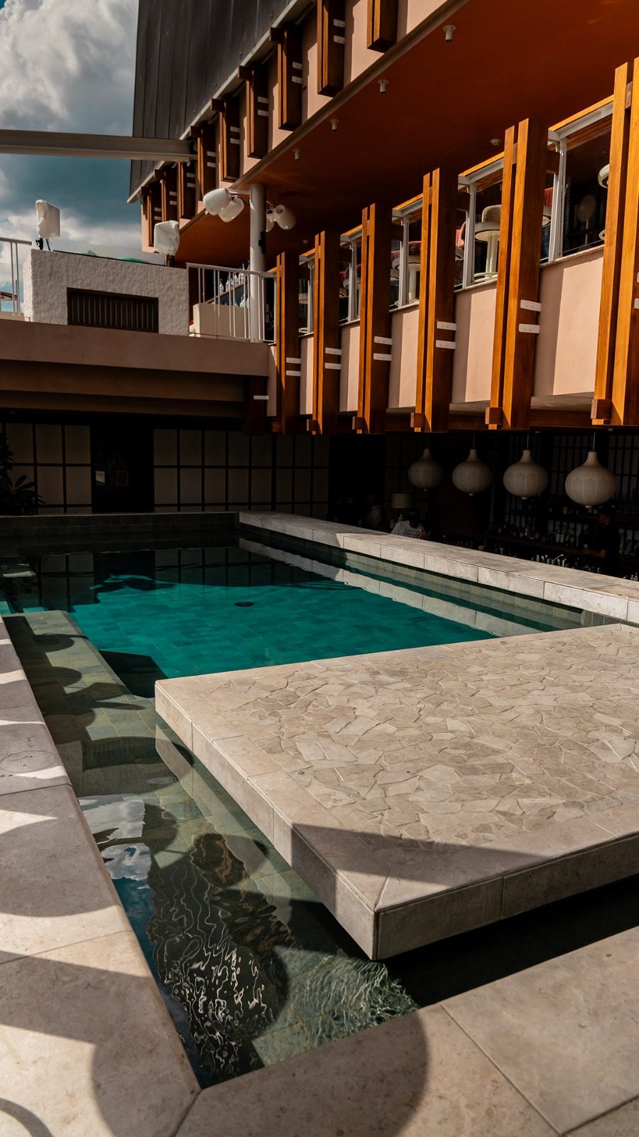 La piscine de l'Envy Rooftop au-dessus de la ville de Medellín