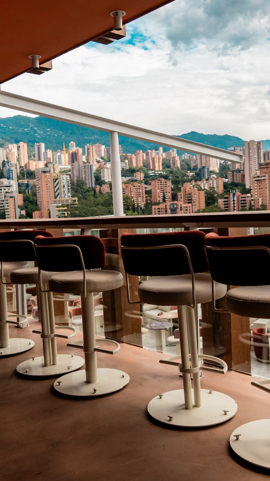 Bar du rooftop avec vue sur la vallée d’Aburrá