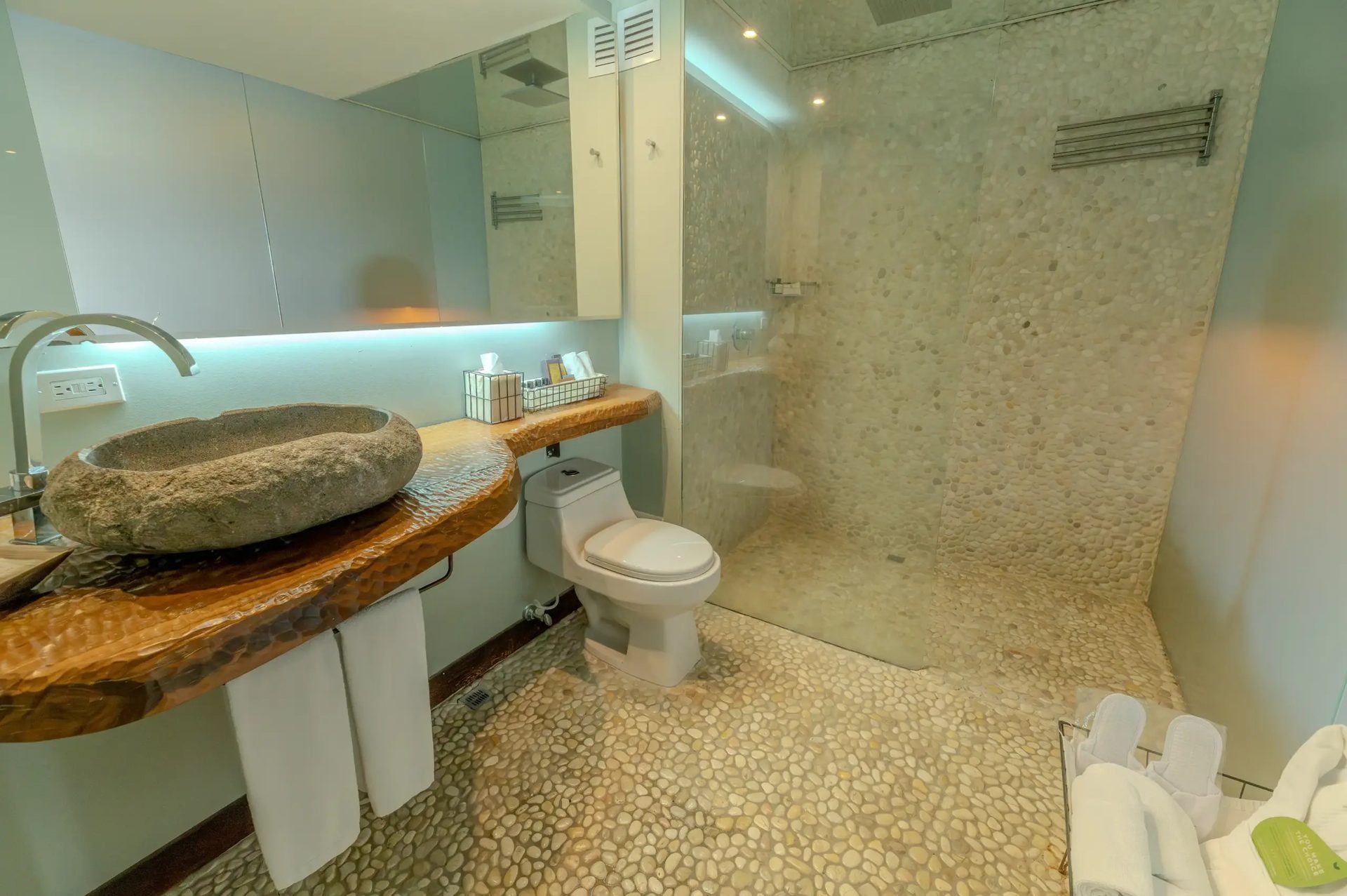 Salle de bains en pierre avec douche à galets